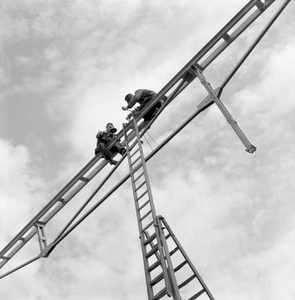 166492 Afbeelding van het plaatsen van isolatoren op de bovenleidingsportalen te Wouw, tijdens de werkzaamheden ten ...